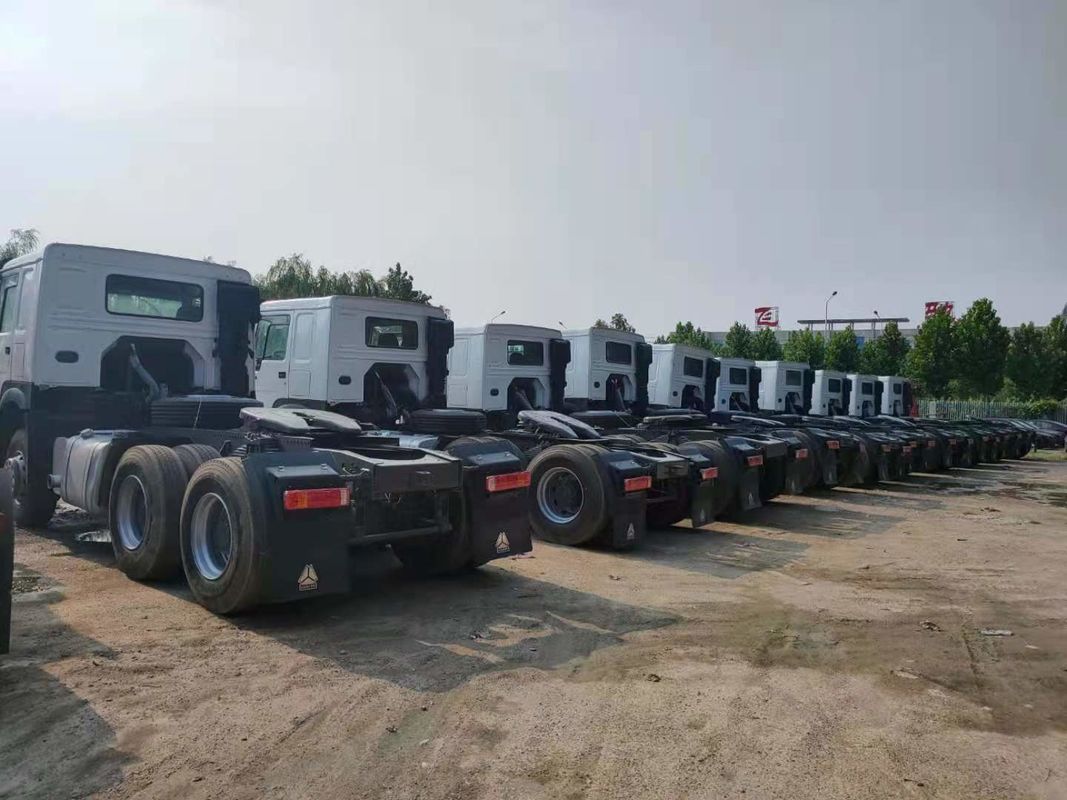 300Ltr δεξαμενή καυσίμου Sinotruk Howo 6x4 ολότροχο ελκυστήρα φορτηγό για την παροχή