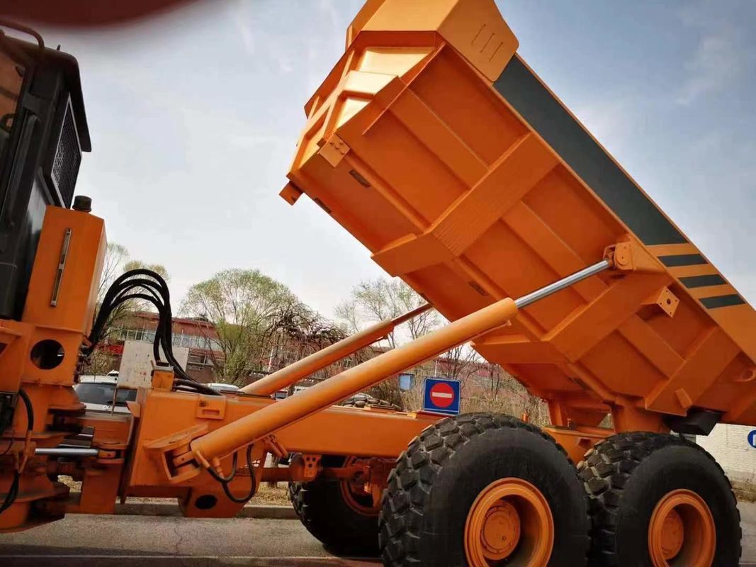 Πρότυπο εκπομπών Euro 2 60 τόνων 6X6 τετρακίνητος συνδεδεμένος φορτηγός απορριμμάτων για εξορυκτικές εργασίες