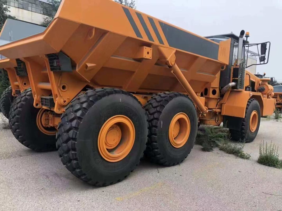 Πρότυπο εκπομπών Euro 2 60 τόνων 6X6 τετρακίνητος συνδεδεμένος φορτηγός απορριμμάτων για εξορυκτικές εργασίες