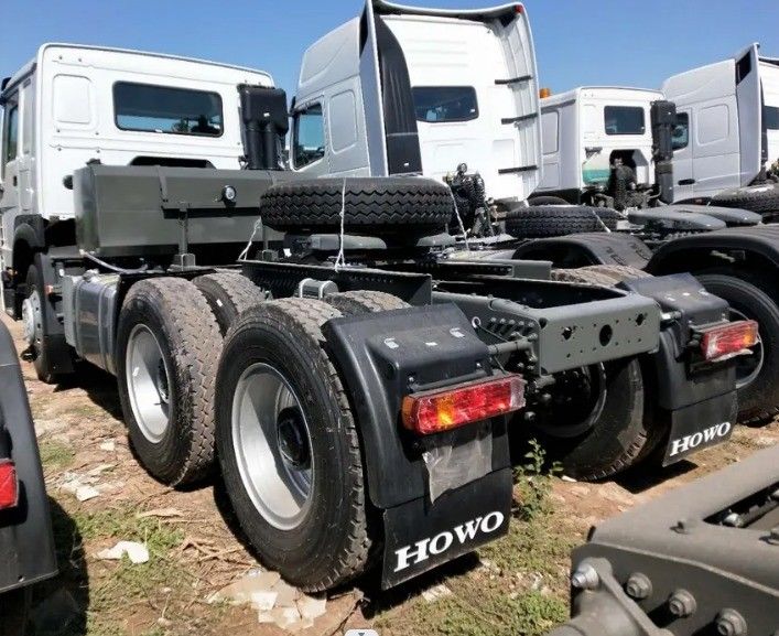 Ενίσχυρη Cummins 400hp Αριστερή οδήγηση 10 λάστιχα 6x4 Sinotruk Hohan Κεφαλής τρακτέρ φορτηγό