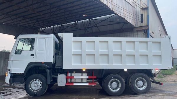 Sinotruk 6X4 HOWO 10 τροχοφόρο φορτηγό 336 ίππων 371 ίππων για μεταφορά μηχανικών