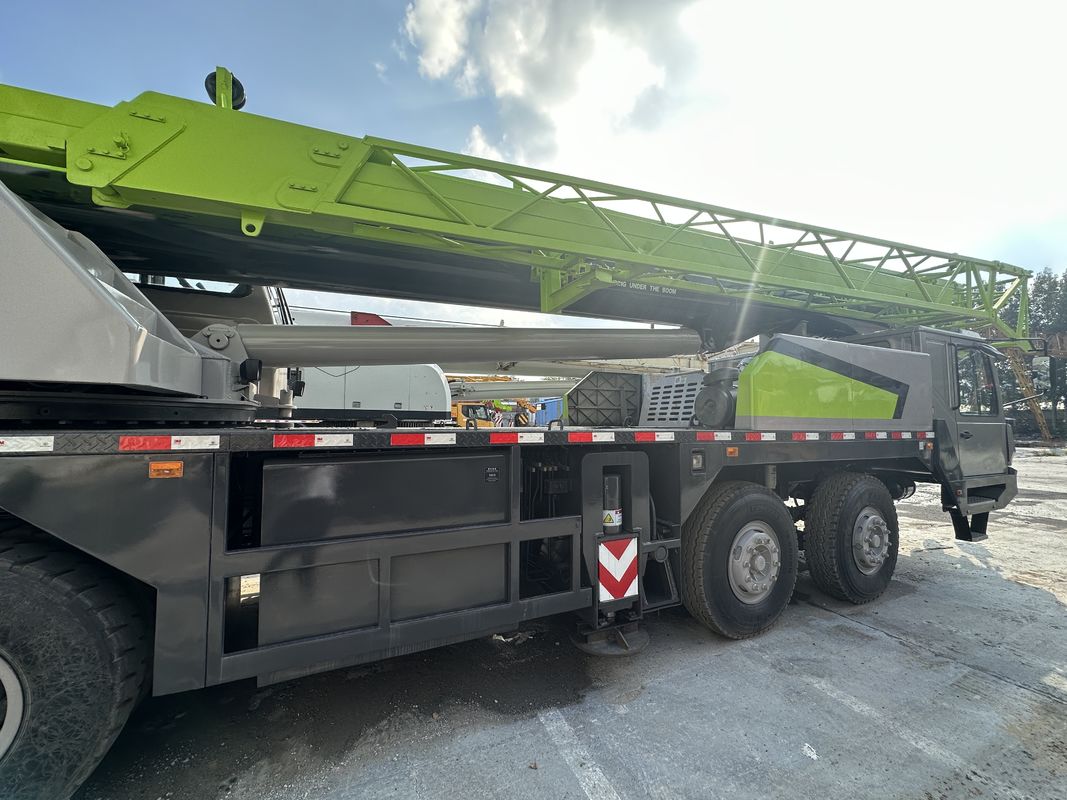 Τελεσκόπικος άμεσος γερανό 50 τόνων 55 τόνων ZTC550 Χρησιμοποιούμενος γερανό φορτηγού με χαμηλό βάρος