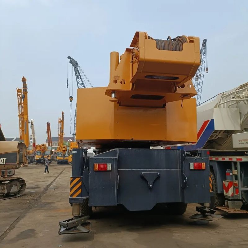 Πάνω STC1000T 100ton βαρύ φορτίο υδραυλικού γερανού φορτηγού με μέγιστη ισχύ 353/1900kW/rpm