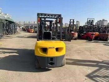 Χρησιμοποιούμενο Komatsu FD30 3 τόνων πετρελαιοκίνητο ανεμοφόρο στην Ιαπωνία με μοντέλο κινητήρα 4D94LE