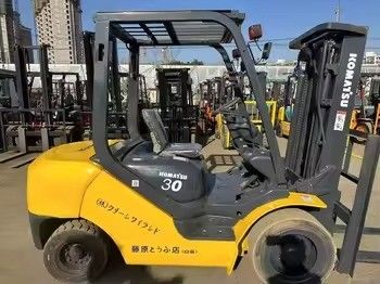 Χρησιμοποιούμενο Komatsu FD30 3 τόνων πετρελαιοκίνητο ανεμοφόρο στην Ιαπωνία με μοντέλο κινητήρα 4D94LE