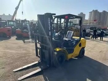 Χρησιμοποιούμενο Komatsu FD30 3 τόνων πετρελαιοκίνητο ανεμοφόρο στην Ιαπωνία με μοντέλο κινητήρα 4D94LE