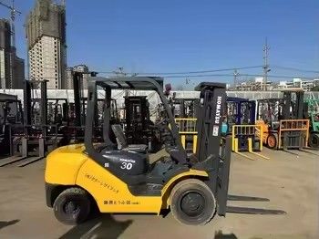 Χρησιμοποιούμενο Komatsu FD30 3 τόνων πετρελαιοκίνητο ανεμοφόρο στην Ιαπωνία με μοντέλο κινητήρα 4D94LE
