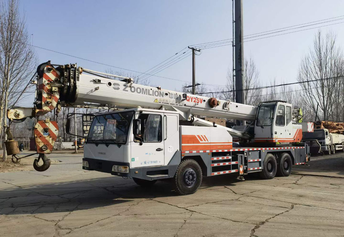 Zoomlion QY25V 25 τόνων Αριστερό σύστημα οδήγησης Χρησιμοποιούμενο φορτηγό γερανό και υδραυλική αντλία