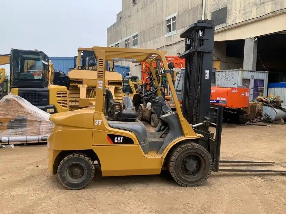 Εργαλεία ανύψωσης 3 τόνων μεταχειρισμένα CAT FD30 πετρελαιοκίνητο ανεμοφόρο κατάλληλο για βαριές εργασίες