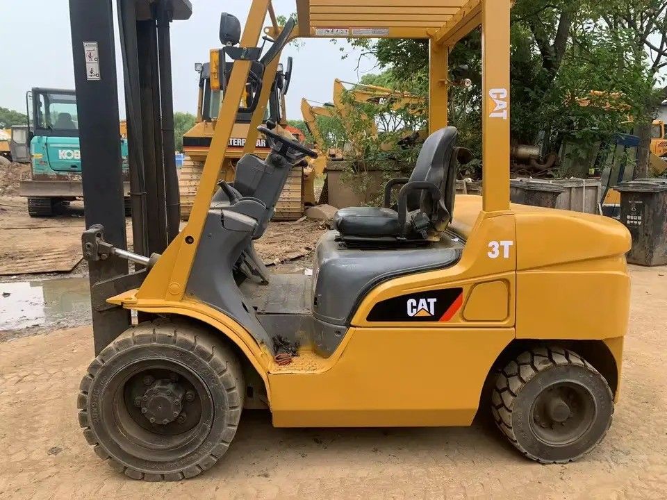 Εργαλεία ανύψωσης 3 τόνων μεταχειρισμένα CAT FD30 πετρελαιοκίνητο ανεμοφόρο κατάλληλο για βαριές εργασίες