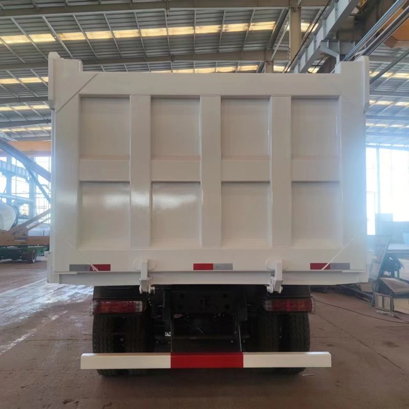 Το Howo 8x4 LHD Dump Tipper Truck με μέγιστη ροπή 500-1000Nm και χωρητικότητα κινητήρα 6-8L