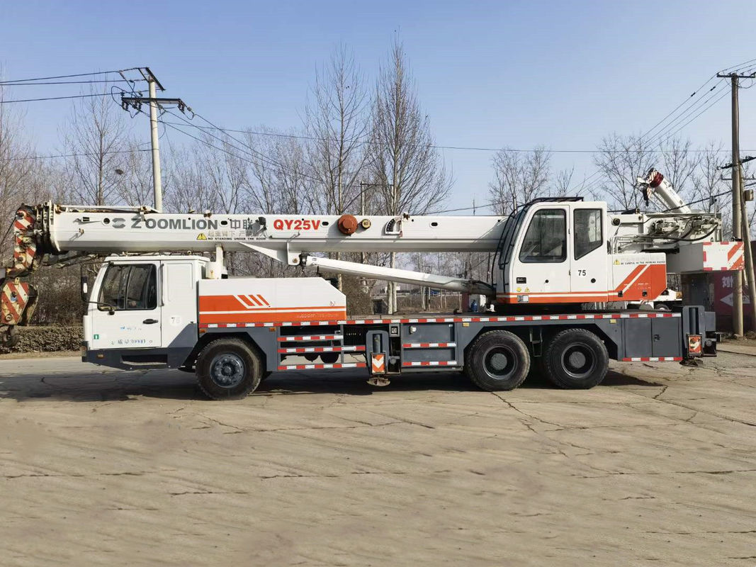 25-50 τόνους Κράνοι για όλα τα εδάφη 6x4 Χρησιμοποιούμενα Μηχανήματα Κινητό φορτηγό Κράνος Υδραυλική βαλβίδα