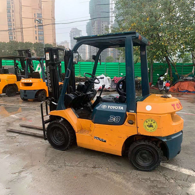 3000 kg Εργαλεία ανύψωσης βαρών Triplex 3t Diesel Χρησιμοποιούμενο ανεμοφόρο με πλευρικό διάδρομο στο Πακιστάν