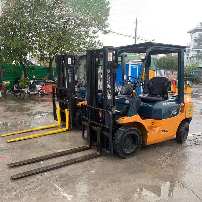 3000 kg Εργαλεία ανύψωσης βαρών Triplex 3t Diesel Χρησιμοποιούμενο ανεμοφόρο με πλευρικό διάδρομο στο Πακιστάν
