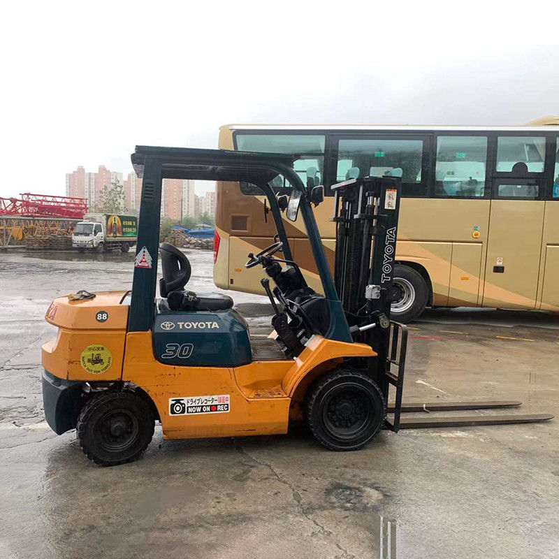 3000 kg Εργαλεία ανύψωσης βαρών Triplex 3t Diesel Χρησιμοποιούμενο ανεμοφόρο με πλευρικό διάδρομο στο Πακιστάν