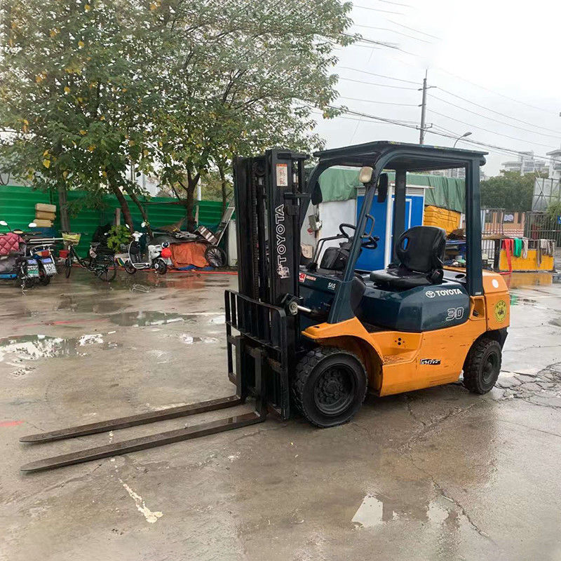 3000 kg Εργαλεία ανύψωσης βαρών Triplex 3t Diesel Χρησιμοποιούμενο ανεμοφόρο με πλευρικό διάδρομο στο Πακιστάν