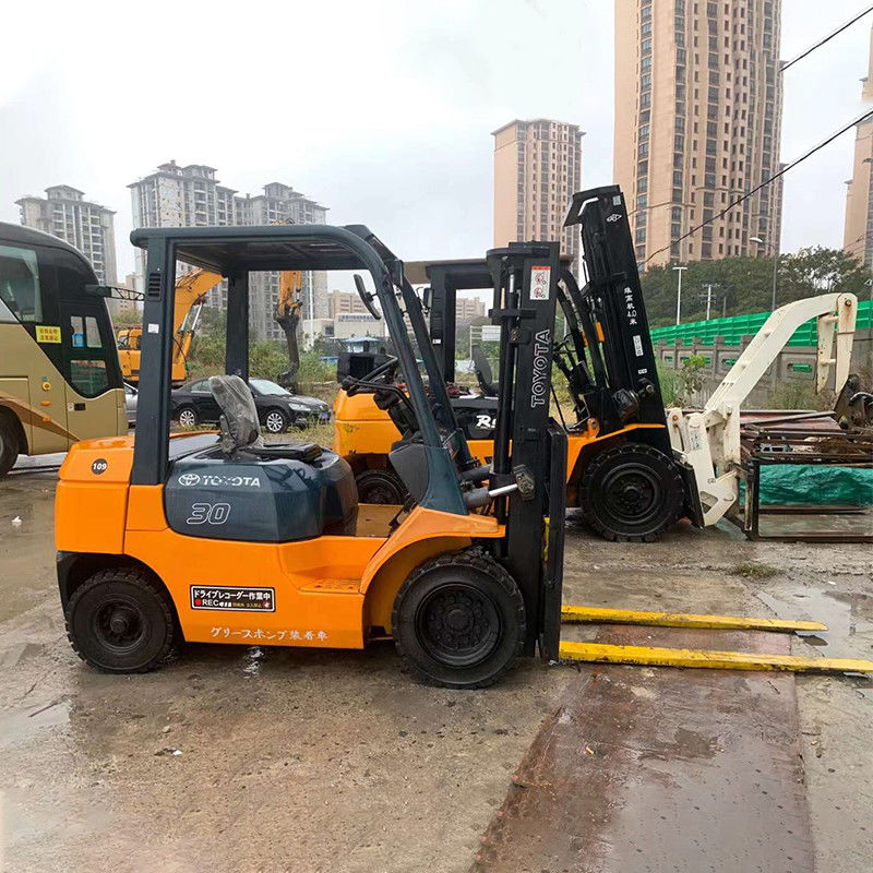 3000 kg Εργαλεία ανύψωσης βαρών Triplex 3t Diesel Χρησιμοποιούμενο ανεμοφόρο με πλευρικό διάδρομο στο Πακιστάν
