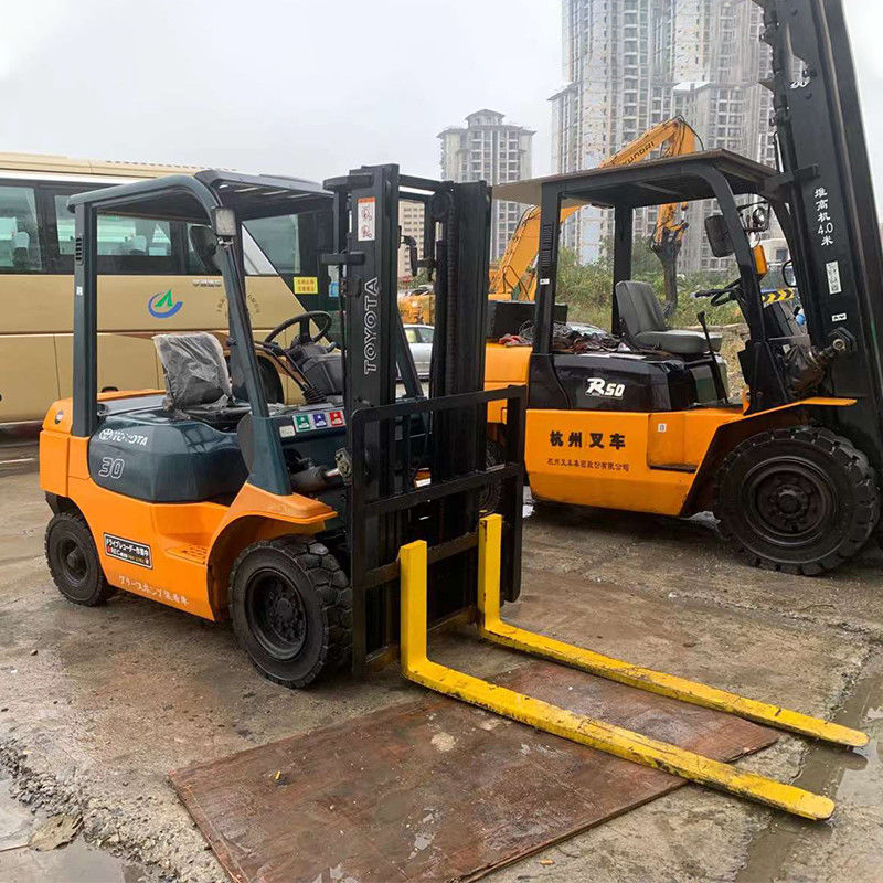 3000 kg Εργαλεία ανύψωσης βαρών Triplex 3t Diesel Χρησιμοποιούμενο ανεμοφόρο με πλευρικό διάδρομο στο Πακιστάν