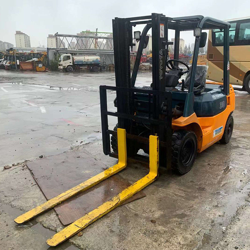 Μηχανή ντίζελ Ιαπωνία Toyota Χρησιμοποιείται 3 τόνων τριπλέξ ανελκυστήρα για την επεξεργασία υλικών αποθήκης