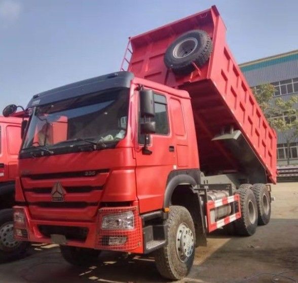 5600mm*2300mm*1500mm Κουβάς φορτίου 6X4 Χρησιμοποιούμενο φορτηγό 371HP 25tons HOWO