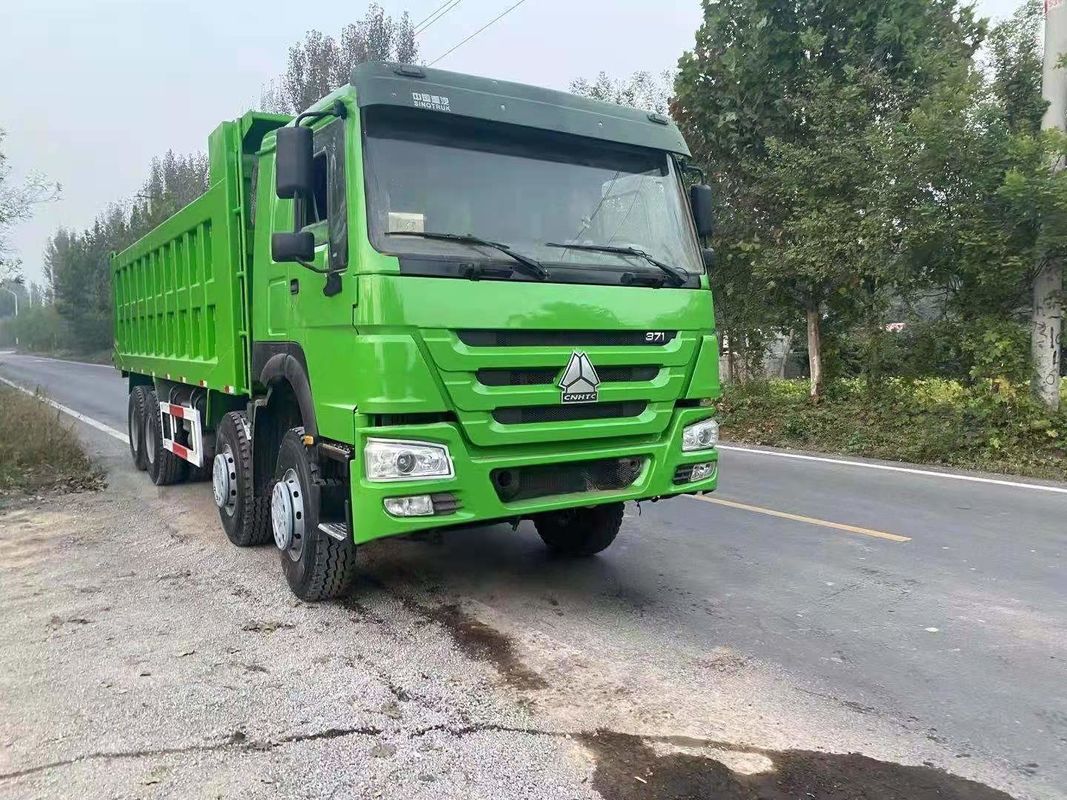 Χρησιμοποιημένο φορτηγό σκουπιδιών 371HP 35tons 8 * 4 φορτηγό τύππερ για βαριά κατασκευή SINOTRUK πλαίσιο