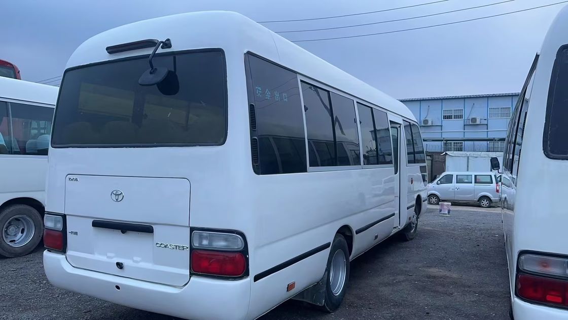 Το κορυφαίο λεωφορείο Toyota Coaster με 9.00R20 ελαστικά και χωρητικότητα 4L
