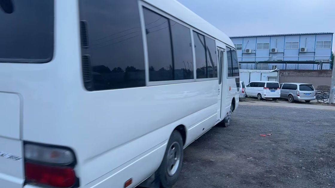 Το κορυφαίο λεωφορείο Toyota Coaster με 9.00R20 ελαστικά και χωρητικότητα 4L