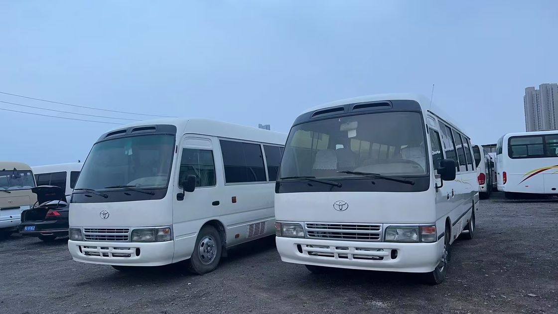 Το κορυφαίο λεωφορείο Toyota Coaster με 9.00R20 ελαστικά και χωρητικότητα 4L
