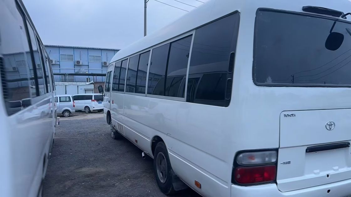 Το κορυφαίο λεωφορείο Toyota Coaster με 9.00R20 ελαστικά και χωρητικότητα 4L