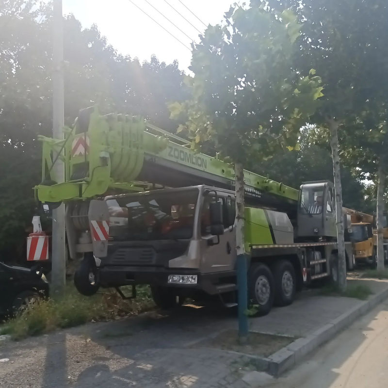 Ανύψωση κατασκευής 50 τόνων Χρησιμοποιούμενα γερανό φορτηγά με Max. Ανύψωση ύψους 25M από Zoomlion