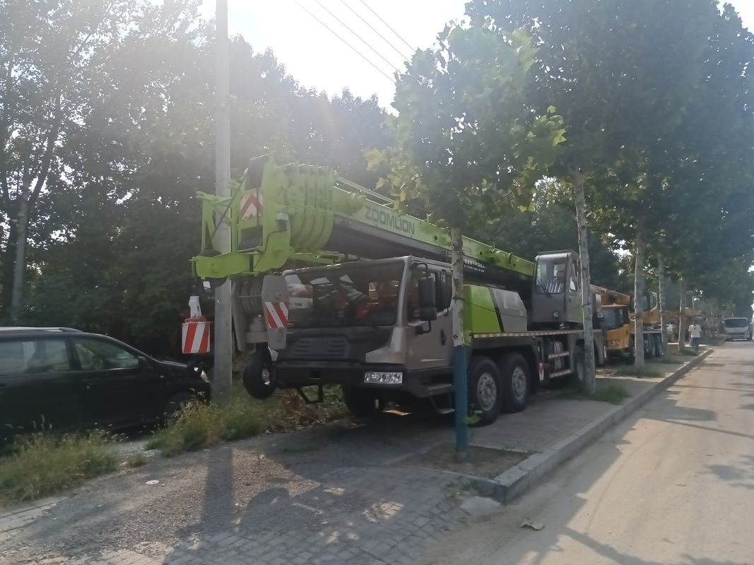 Φορητό τηλεσκοπικό γερανό 50 τόνων με άλλο κινητήρα και ονομαστική χωρητικότητα φόρτωσης