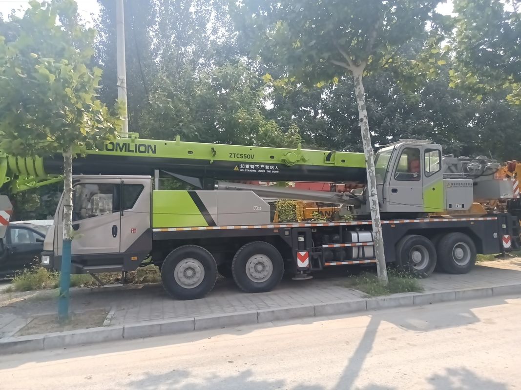 Φορητό τηλεσκοπικό γερανό 50 τόνων με άλλο κινητήρα και ονομαστική χωρητικότητα φόρτωσης