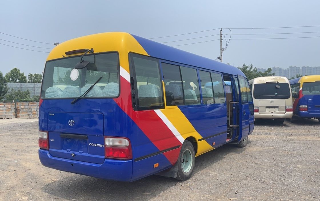 Χρησιμοποιημένο βενζινοκίνητο 30 θέσεων Toyota Coaster Bus σε καλή κατάσταση για τη δημόσια μεταφορά