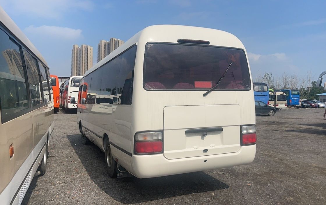 30 θέσεις Toyota Coaster Bus Αριστερή οδήγηση και άνετο στυλ με κινητήρα ντίζελ