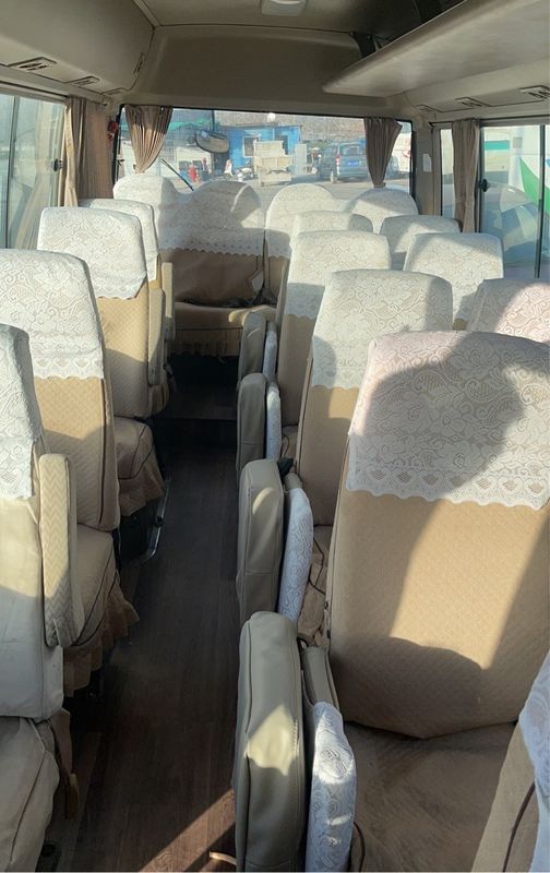 Τούρμπο φορτιστή Ντίζελ κινητήρα Toyota Coaster λεωφορείο 20-23 θέσεις Αριστερό χειροκίνητο επιβατικό φορτηγό