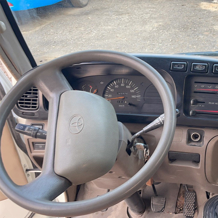 30 θέσεις Χρησιμοποιούμενο λεωφορείο Toyota Coaster με μέγιστη ισχύ 113/5200kw και χωρητικότητα καθισμάτων 30