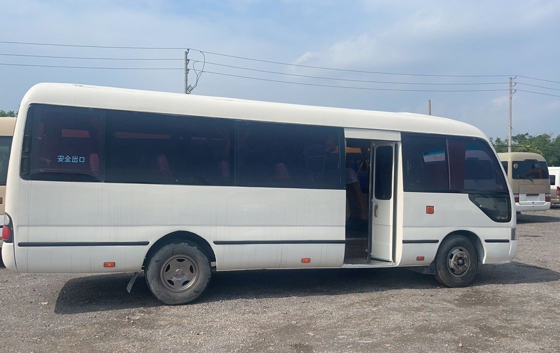 Καλή κατάσταση 30 θέσεις μεταχειρισμένο λεωφορείο Toyota Coaster με G.V.W 5900kg και EURO 3 Emissio