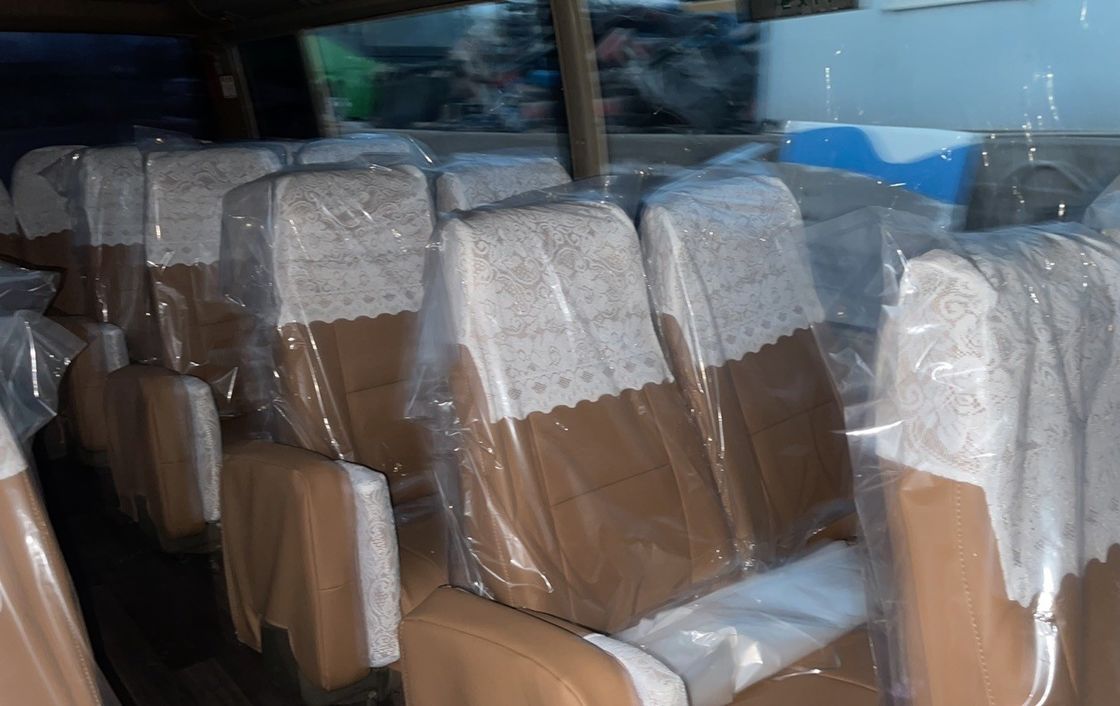 30 θέσεις Χρησιμοποιημένο λεωφορείο Toyota Coaster σε καλή κατάσταση 7005*2040*2785 6-8L χωρητικότητα κινητήρα