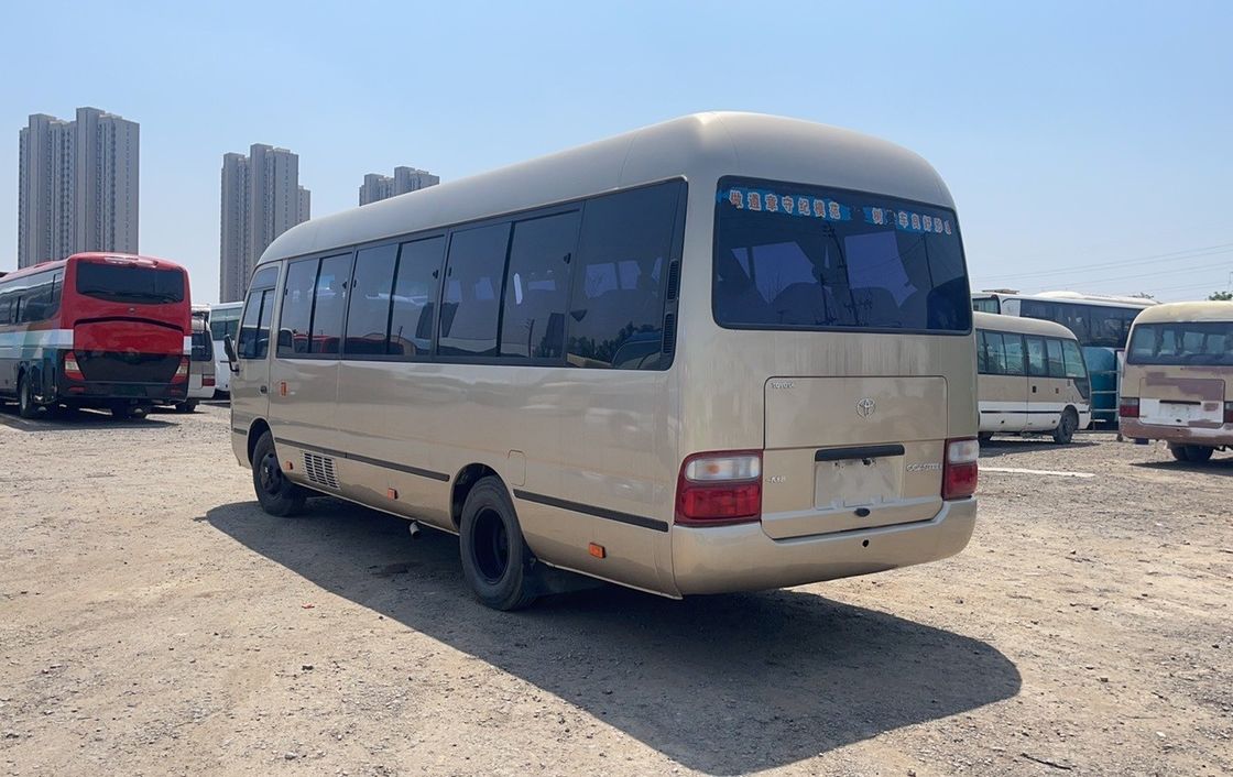 Το Toyota Coaster 19-29 καθίσματα με συρόμενα παράθυρα και πόρτες