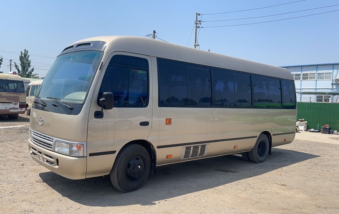 Το Toyota Coaster 19-29 καθίσματα με συρόμενα παράθυρα και πόρτες