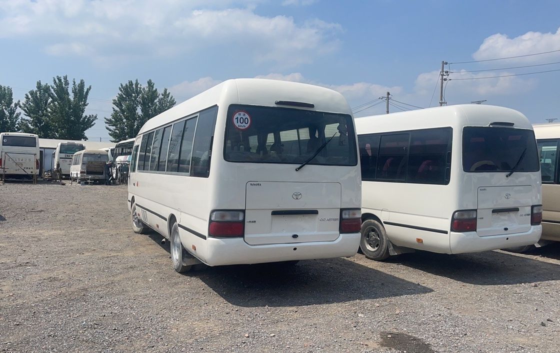 30 θέσεις Χρησιμοποιημένο λεωφορείο Toyota Coaster με κινητήρα ντίζελ και διαστάσεις 7005*2040*2785