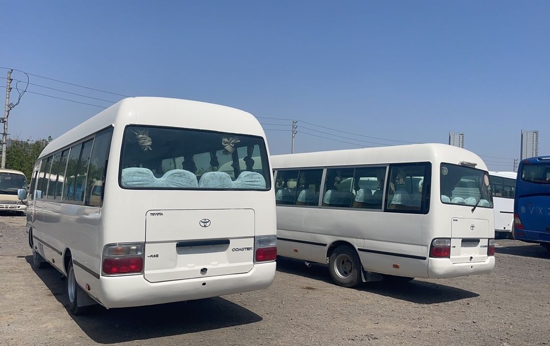 Χρησιμοποιημένο λεωφορείο Toyota Coaster με εκπομπές EURO 3 και χειροκίνητο κιβώτιο μετάδοσης σε καλή κατάσταση