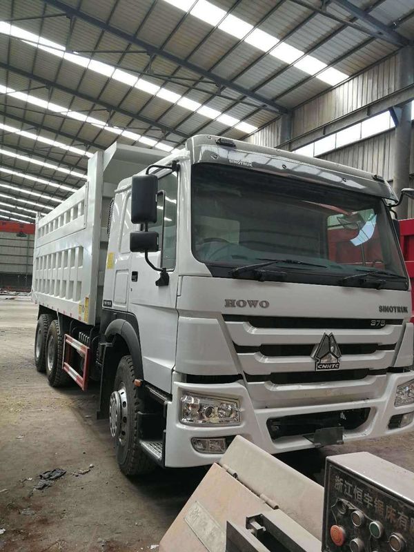 Χρησιμοποιούμενο Sinotruck Howo 10 τροχούς 25 τόνων μέτρο 20 κυβικά φορτηγό βυθού Euro 3 χειροκίνητο AC