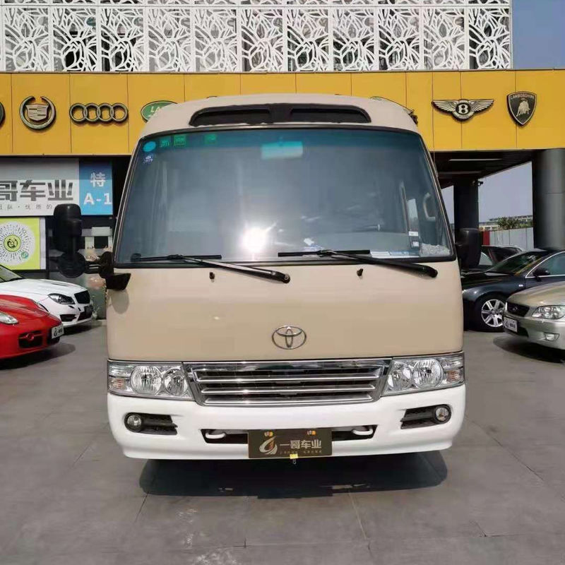 Το λεωφορείο Toyota Coaster Diesel 30 θέσεων με χειροκίνητο κιβώτιο ταχυτήτων και μέγιστη ταχύτητα 120 km/h