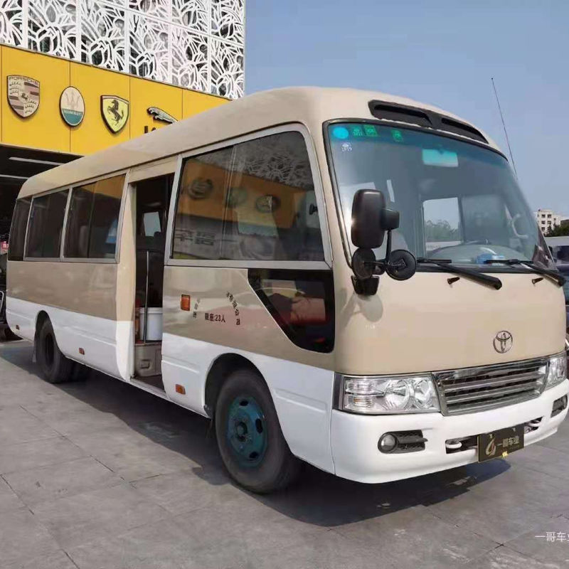 Το λεωφορείο Toyota Coaster Diesel 30 θέσεων με χειροκίνητο κιβώτιο ταχυτήτων και μέγιστη ταχύτητα 120 km/h