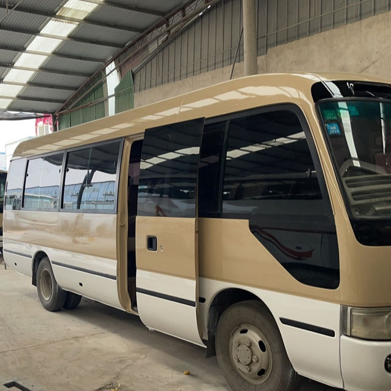 Το λεωφορείο Toyota Coaster Diesel 30 θέσεων με χειροκίνητο κιβώτιο ταχυτήτων και μέγιστη ταχύτητα 120 km/h
