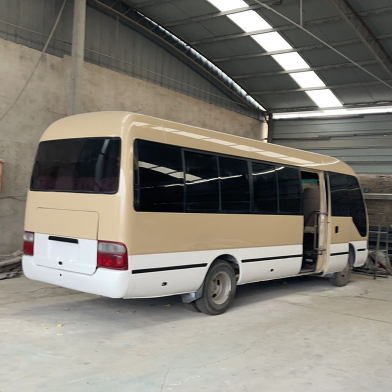 Το λεωφορείο Toyota Coaster Diesel 30 θέσεων με χειροκίνητο κιβώτιο ταχυτήτων και μέγιστη ταχύτητα 120 km/h