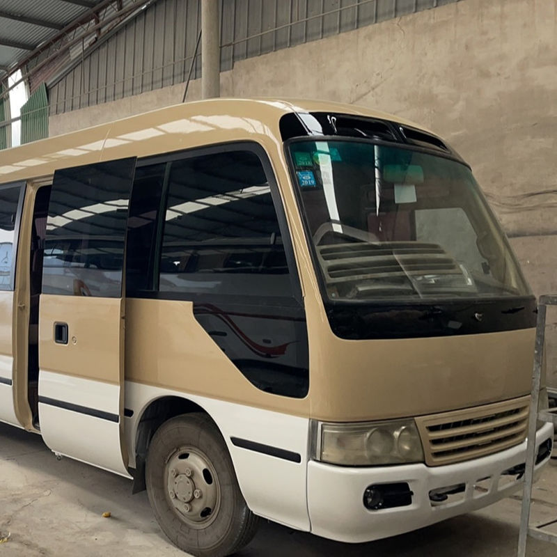 Το λεωφορείο Toyota Coaster Diesel 30 θέσεων με χειροκίνητο κιβώτιο ταχυτήτων και μέγιστη ταχύτητα 120 km/h