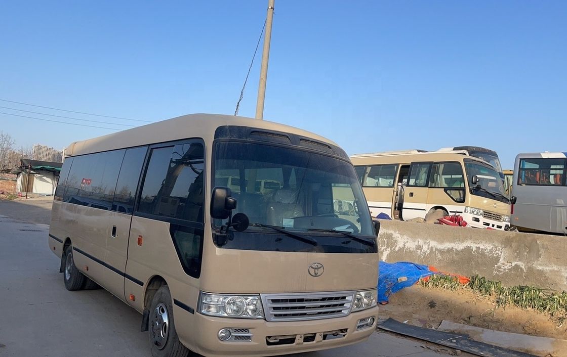 Χρησιμοποιούμενο 30 θέσεων Toyota Coaster Μικρό επιβατικό λεωφορείο με κλιματισμό για την αγορά της Αφρικής