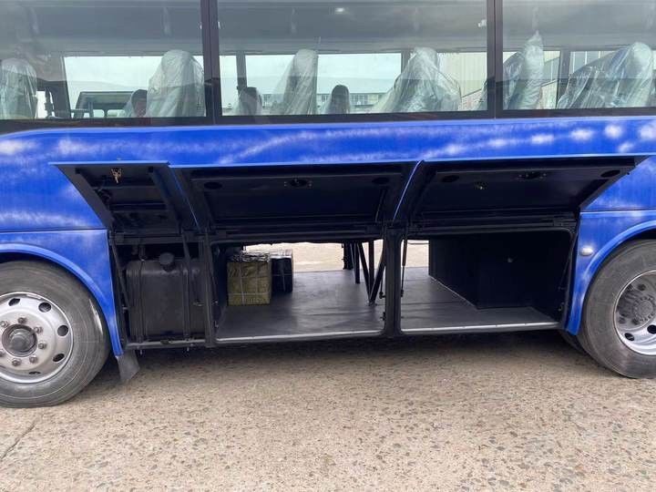 35 θέσεις Χρησιμοποιούμενο λεωφορείο λεωφορείο αριστερή κίνηση Ντίζελ κινητήρας Yuchai κινητήρας 8995*2490*3490mm
